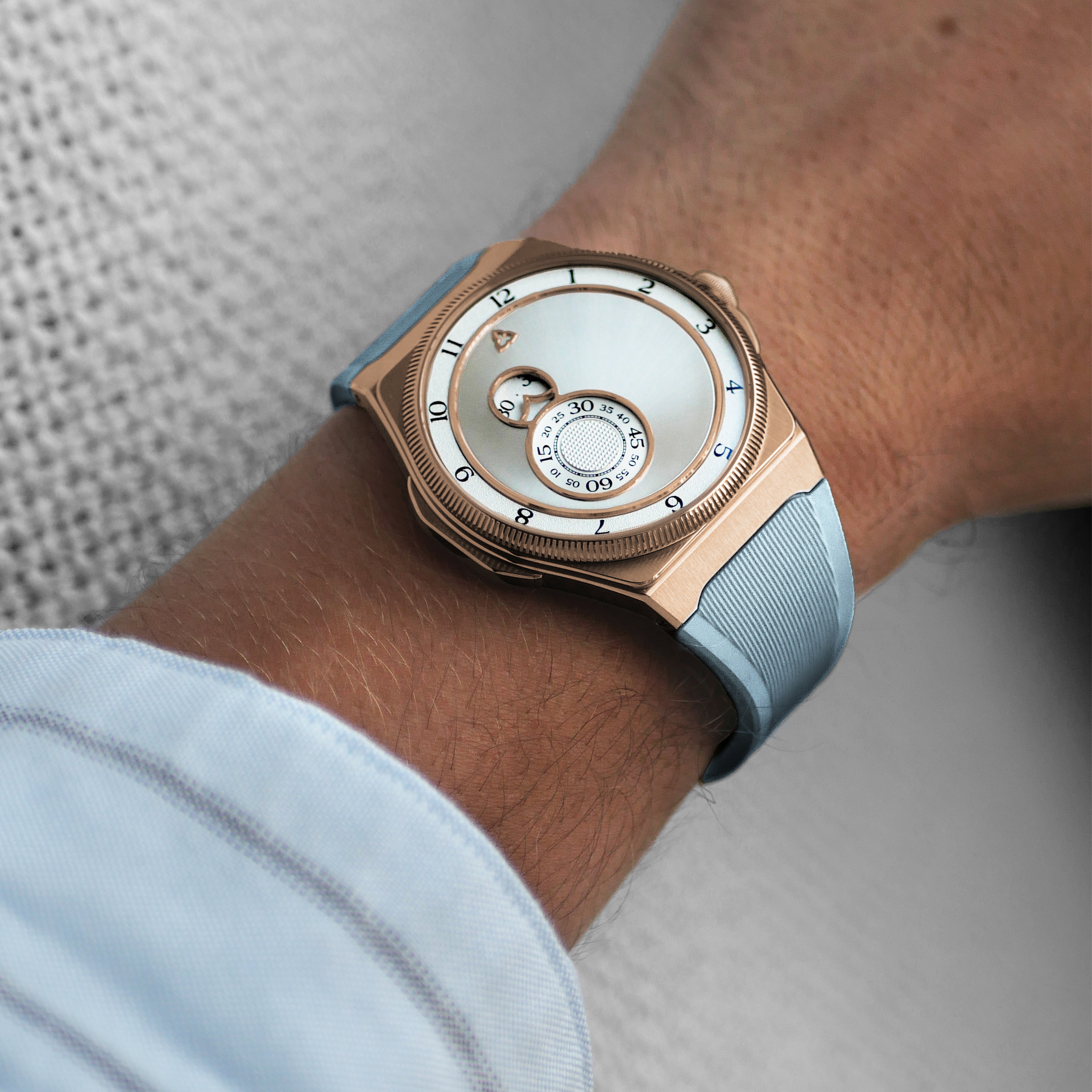 trente-deux sunray silver trilobe rose gold case lifestyle