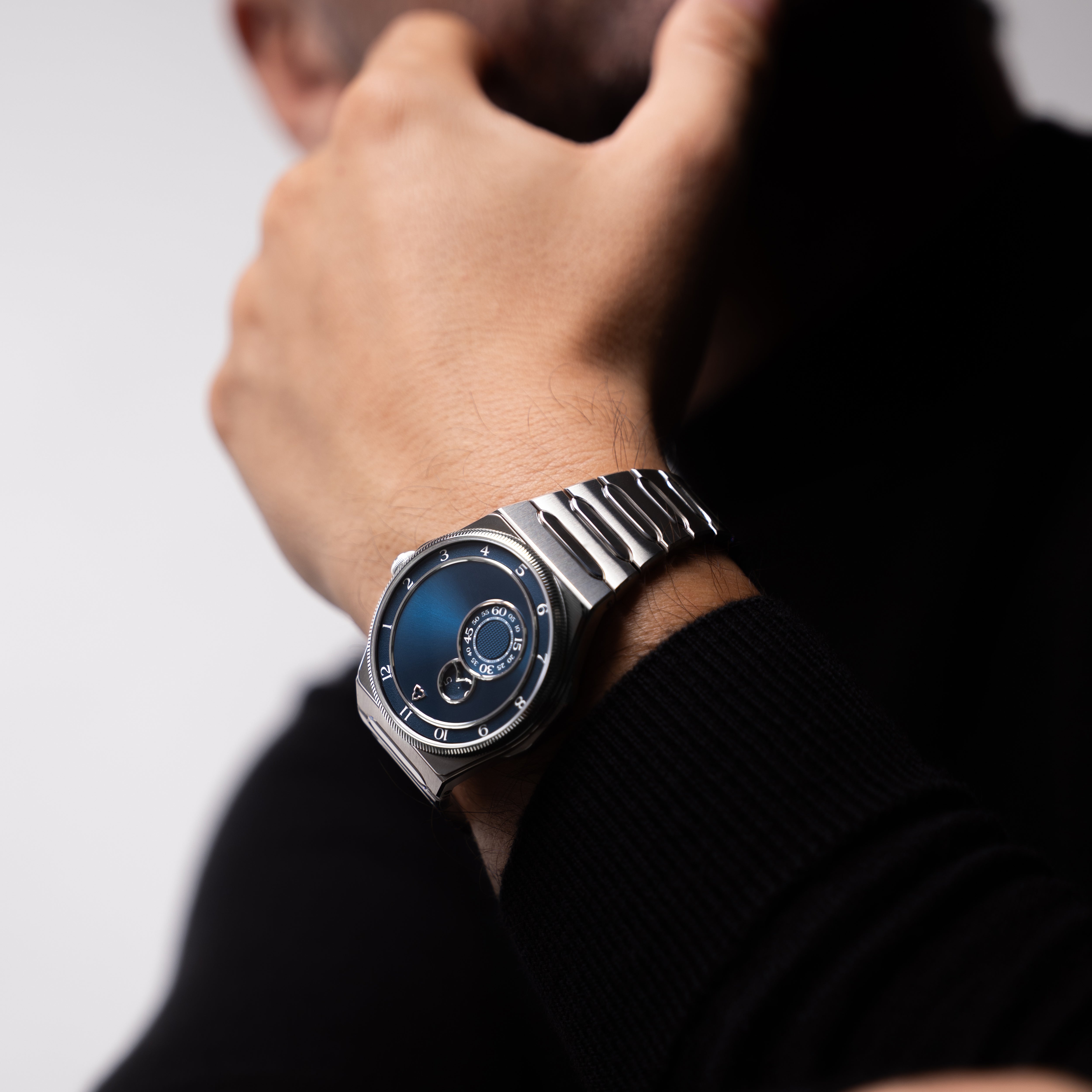 trente-deux sunray blue 316L steel case lifestyle