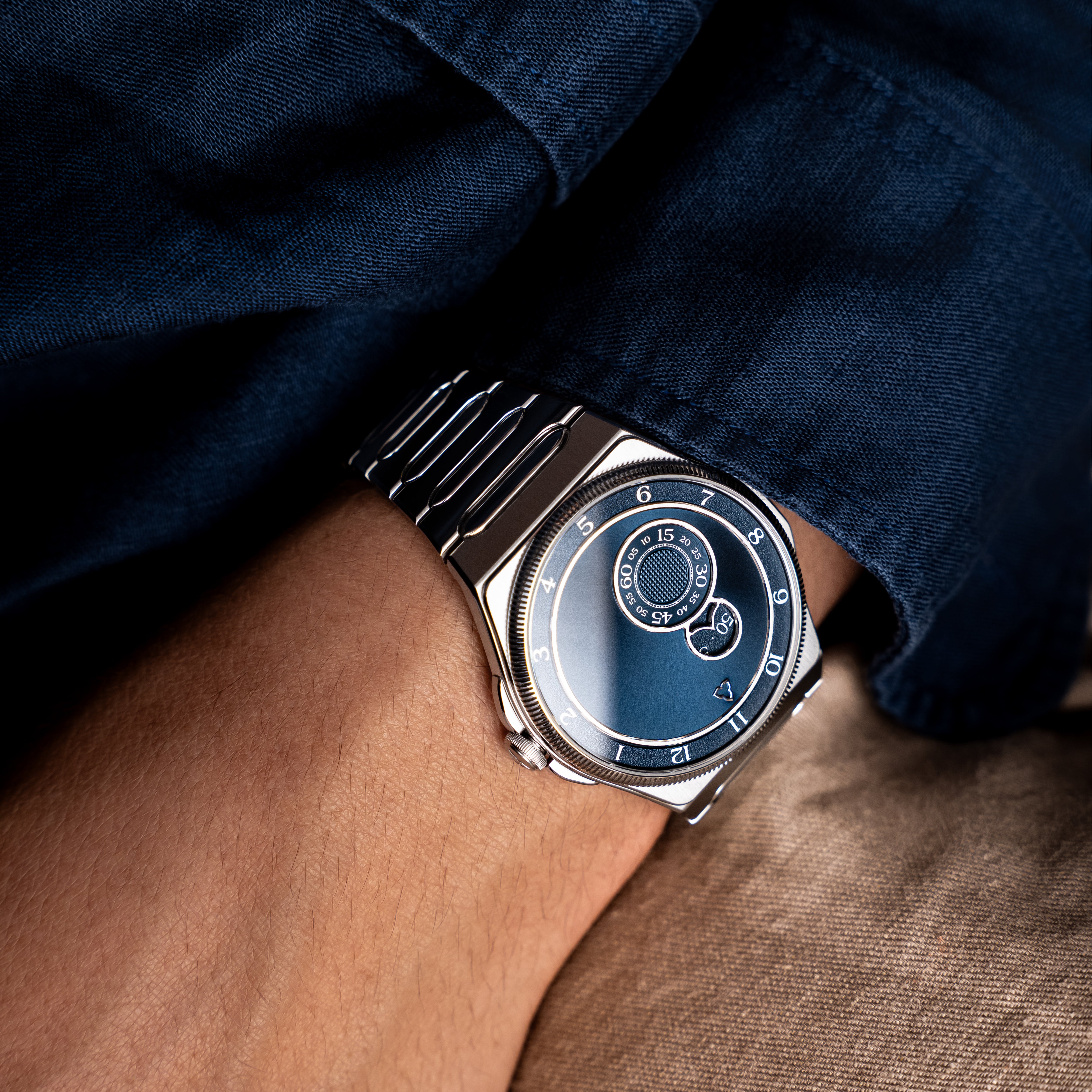 trente-deux sunray blue 316L steel case lifestyle