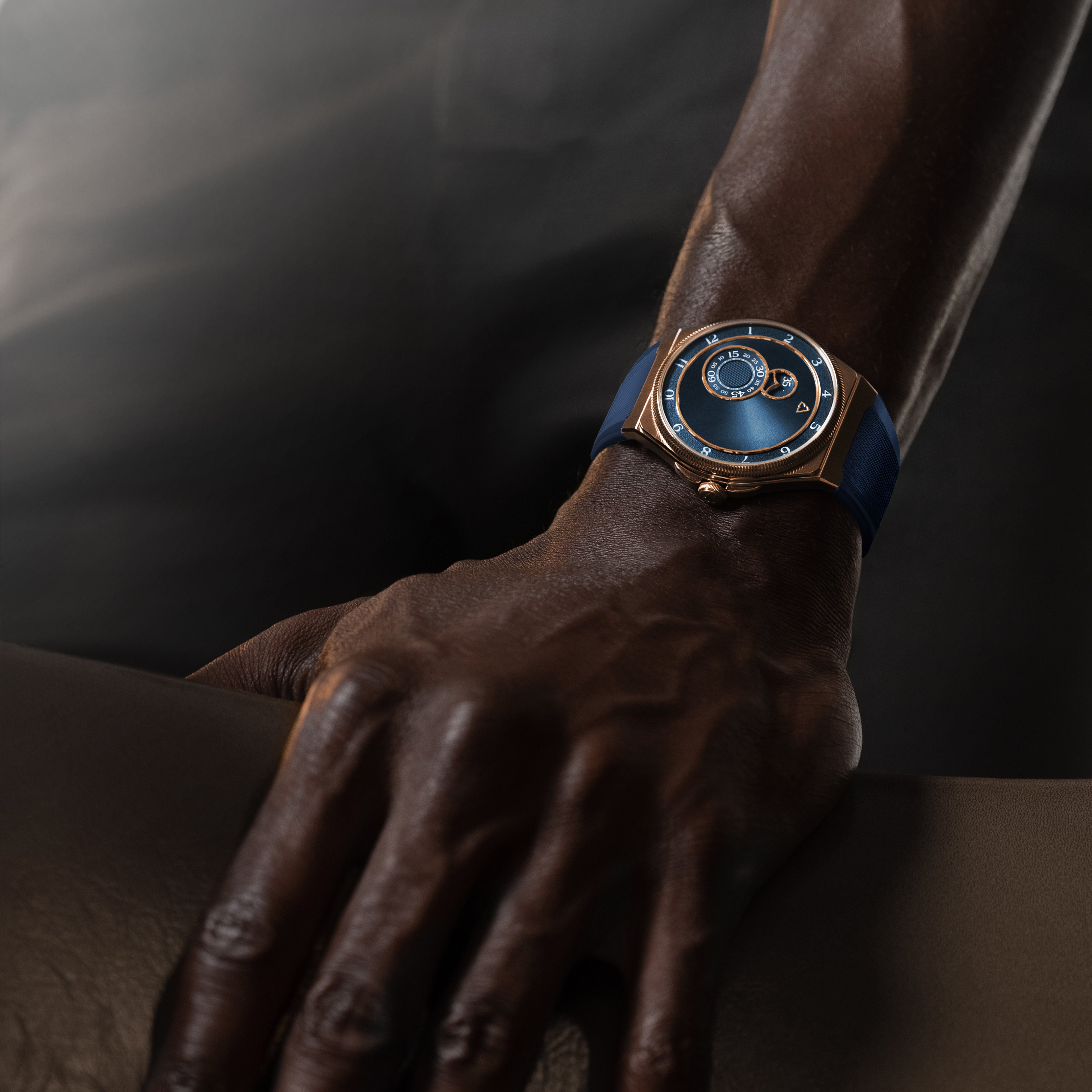 trilobe trente deux bleu rose gold case 