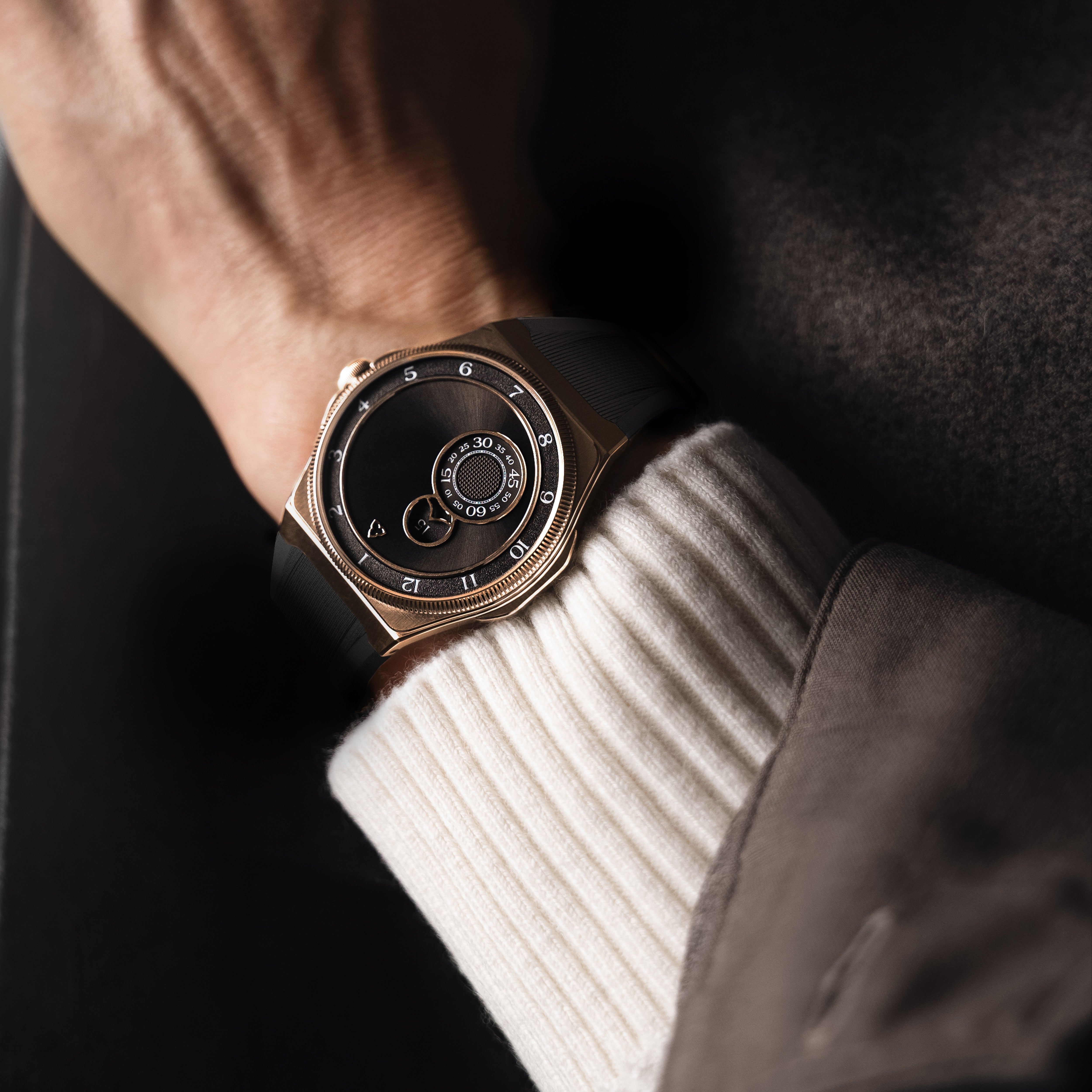 trente-deux sunray grey rose gold case lifestyle